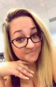 While it's often the way that darker hair transformations come hand-in-hand  with the colder months, Hailey Bieber has gone against the grain with her  latest hair colour. The model has embraced a