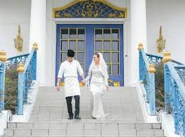 Sultan sharafuddin idris shah was born tengku idris shah on 24 december 1945 at istana jema'ah klang selangor (presently the klang islamic college) and is the eldest son of 10 children of the late sultan salahuddin abdul aziz shah alhaj and raja shaidatul ihsan binti tengku badar shah. Foto Sekitar Majlis Pernikahan Juliana Evans Tengku Shariffuddin Gempak