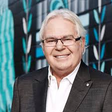 Les Murray, SBS football commentator, dies aged 71