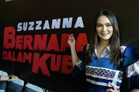Satria's employees intend to rob his house when he is out of the country but their robbery turns into murder when they find suzzanna in the house as they bury her body in the backyard. Ada Penampakan Suzzanna Di Lokasi Shooting Luna Maya Anggap Itu Pertanda Baik