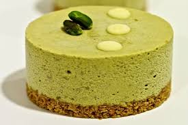 Per ogni 100 g di cioccolato al latte, calcolate 200 ml di panna (di cui 100 g andranno montati e 100 riscaldati) e 30 g di zucchero. Mousse Al Cioccolato Bianco E Pistacchio Con Crumble Di Biscotti Eatdoo Com