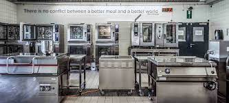 2.) in der hotellerie, gastronomie und gemeinschaftsverpflegung ist die küche ein raum zur zubereitung und lagerung von speisen oder der inbegriff der zubereitung von essen schlechthin. Mehr Kuche Fur Mehr Koche Coworking In Der Gastronomie