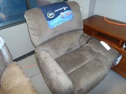Serta Lift Chair In Chocolate 799 99 2 Year Warranty Discount Direct 375 Corporate Dr S Tukwila Wa 98188 See Mike About Financi Lift Chairs Chair Love Seat