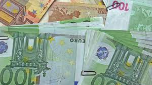 Si vous n'avez pas le temps de chercher un distributeur au hasard des rues, pensez aux applications qui géolocalisent les distributeurs de billets qui se trouvent. Banque Comment Retirer Des Billets De 100 Ou 200 Euros