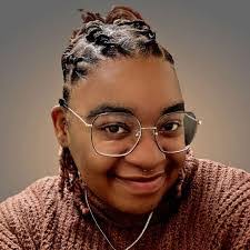 Elyse Hook's Instagram, Twitter & Facebook