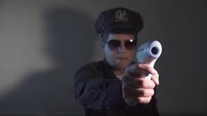 Policial Segurando Arma E Falando Na Rua Banco De Filmagens