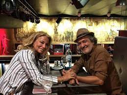 1 é filha de hélder pinheiro, falecido em 2010, e de áurea pinheiro.cresceu em almada e foi colega de liceu de josé manuel durão barroso, assim como dos músicos antónio manuel ribeiro e tim. Rogerio Samora Livrou Se Da Depressao Era Duro Chegava A Casa Parecia A Dama Das Camelias Nacional Flash