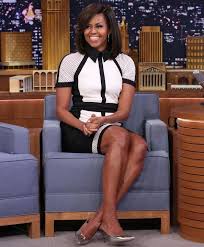 We Re Loving Michelle Obama S Chic Black And White Graphic Dress Michelle Obama Fashion Michele Obama Michelle And Barack Obama