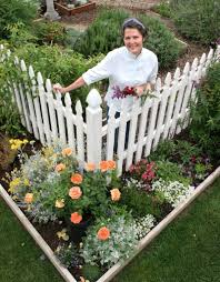 When you hear the term, white picket fence, it probably flashes remembrance of the old american dream in your mind. 100 White Picket Fences Ideas Outdoor Gardens White Picket Fence Cottage Garden