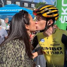 Hans kæreste, trine marie hansen, datter, frida, og svigermor, rosa kildahl (kendt fra 'den store bagedyst'), havde nemlig taget turen til et bjergpas i pyrenæerne for at se jonas vingegaard i første. Revner Af Stolthed Over Vingegaards Tour Succes Ekstra Bladet