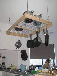 10 x slimme tips voor een kleine re keuken hangende potten hangende pannen kleine keuken