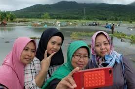 Bangunan ini tertinggi kedua setelah gedung q1 di. Keterlaluan Ketika Lokasi Tsunami Selat Sunda Dijadikan Ajang Selfie Guideku Com
