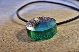Mit etwas übung bekommen sie die beschriebenen varianten jeweils in ca. Traumhaften Epoxidharz Schmuck Herstellen Anleitung