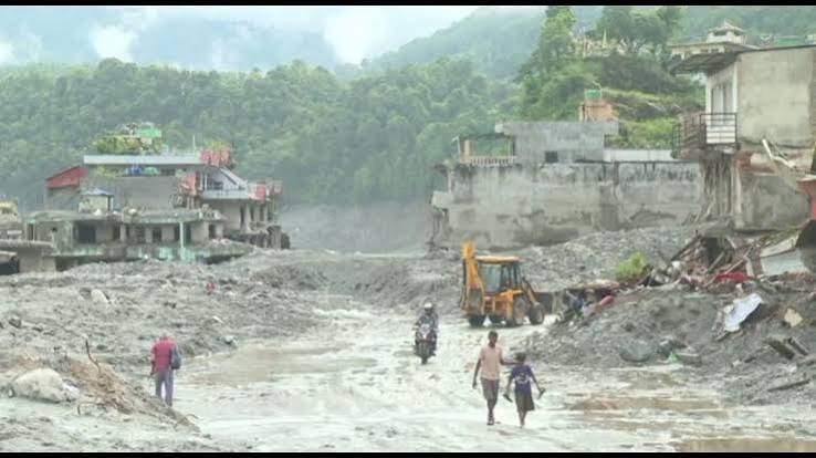 In Nepal oltre 900 morti e 4.500 dispersi, si scava fra il fango