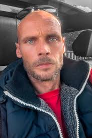 Thought id introduce myself ,im Rob 44 from Manchester ,new to vanlife and  not a full timer ,always wanted a camper so gave in and got one a few  months ago, currently