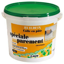 De la colle pour plaquette de parement, un niveau à bulle, une spatule. Colle En Pate Special Parement 15 Kg Brico Depot
