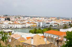 Tavira se trouve dans l'est de l'algarve, environ 30 km à l'est de faro et 25 km à l'ouest de la frontière espagnole. Tavira Algarve