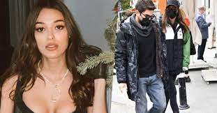 Şu sıralar çukur dizisinde rol alan dilan çiçek deniz, meslektaşı ve sevgilisi birkan sokullu ile ilişkilerini noktaladı. Dilan Cicek Deniz In Sevgilisi Bakin Kim Cikti Eski Sevgilisi Birkan Sokullu Gibi O Da Sosyeteye Girdi Galeri Takvim