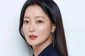 Notidrama 🥸 Kim Hee Sun en conversaciones para un nuevo drama de suspenso  😌. El 19 de enero, la agencia de Kim Hee Sun, Hinge Entertainment,  compartió: “Kim Hee Sun recibió una