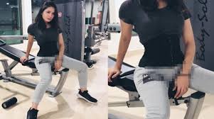 Beliau merupakan anak kepada pasangan penyanyi dangdut terkenal, iwan dan pelakon allahyarhamah rosnah mohd noor. Kangkang Lagi Kak Pose Aprena Manrose Undang Komen Lucah Peminat Lelaki