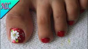 Esmaltado en rosa con líneas en diagonal de negro, blanco y plateado. Decoraciones De Unas Flores Pies Unas Decoradas