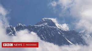 Pesawat terbang yang kita lihat terbang diudara tersebut sebenarnya berada pada lapisan …. Mengapa Gunung Everest Tiba Tiba Lebih Tinggi Bbc News Indonesia
