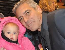 Bé 1 tuổi chụp ảnh với hơn 100 người nổi tiếng