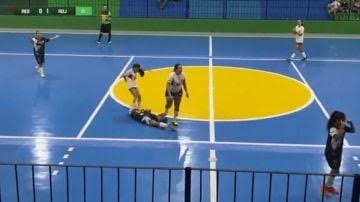 Jogadora &eacute; suspensa por 5 anos ap&oacute;s chutar a cabe&ccedil;a de advers&aacute;ria