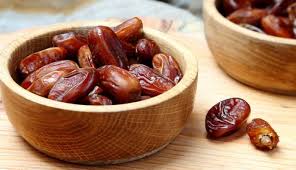 رؤية الفتاة الغير متزوجة انها تسكب الدبس وتوسيخ ملابسها فهذا يعبر عن فشل ستعاني منه الرائية في عملها. Ø±Ø¤ÙŠØ§ Ø§Ù„ØªÙ…Ø± ÙÙŠ Ø§Ù„Ù…Ù†Ø§Ù… Ù„Ù„Ø­Ø§Ù…Ù„