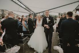 Eine Romantische Sommerhochzeit Mit Freier Trauung Im Haus Kleinlosen In 2020 Hochzeitskleid Spitze Trauung Kleid Hochzeit