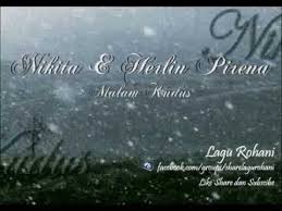 Malam kudus di langit bertaburan bintang kemilau terang gemerlap terpancar kini sinar pengharapan yang dinantikan sekarang genap. Natashia Nikita Malam Kudus Lyrics