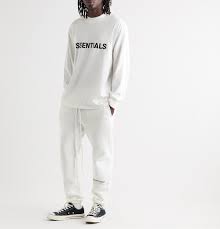 Ronde hals, korte mouwen en rechte zoom. Outfit Myth On Twitter Fear Of God Essentials Long Sleeve One Size Left On Mr P Https T Co Ysl1lrjnov