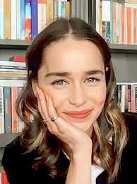 Её отец работал звукорежиссёром в театре и был. Emilia Clarke In 2021 Emilia Clarke Emelia Clarke Actresses