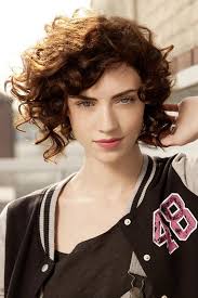 Frisur Mit Locken Bilder Frisuren Lockige Frisuren Und Kurzhaarfrisuren