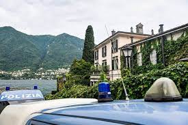George clooney steht den im italienischen ort laglio lebenden menschen zur seite. Die Clooneys Bekommen Besuch Von Den Obamas Am Comer See