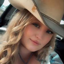 The cat is out of the bag 🫢 Lolo has officially joined her sister at the  farm. I am so so excited to have these girls in my barn. Lolo and Hush