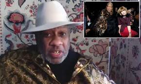 André Leon Talley & Anna Wintour have been 'emailing' and are 'friendly'  even after he trashed her