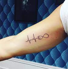 Ces lignes qui représentent les battements du coeur. Battement De Coeur Tatouage Get Images