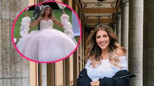 Sarah harrison was born in germany. Erster Blick So Pompos Ist Sarah Harrisons Brautkleid Promiflash De
