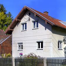 Schones Haus In Munchen Altes Einfamilienhaus Mit Charm Und Hirschgeweih An Der Hauswand Immobilienmakler Immobilien Haus