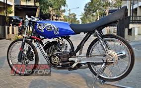 Banyak alasan orang memburu motor jadul ini diantara lain karena nostalgia dan juga menganggap bahwa motor rx king adalah motor istimewa. Modifikasi Yamaha Rx King Liaran Blue Dragon Spek Bebas Pemburu Dollar Portal Sepeda Motor Dan Seluruh Aspeknya