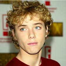 Pin By Allie Macgregor On Peter Pan Jeremy Sumpter Really Curly Hair Jeremy Sumpter Peter Pan