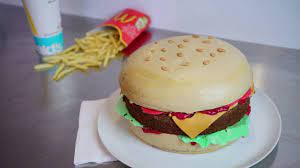 Oder eine partyzone für lieblingsgäste, die bis zum morgengrauen bleiben. Einfache Fondantfreie Cheeseburger Torte Hamburgerkuchen Ohne Fondant Tutorial Kuchenfee Youtube