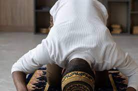 Niat shalat malam lailatul qadarأُصَلِّى سُنَّةَ لَيْلَةِ الْقَدْرِ اَرْبَعَ رَكَعَاتٍ لِلّٰهِ تَعَالٰىushalli sunnata lailatil qadri arba'arakaatin. Sholat Lailatul Qadar Termasuk Bidah Atau Sunnah Berikut Penjelasan Menurut Ulama Portal Jember