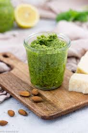 Grunes Pesto Mit Mandeln Und Basilikum Tulpentag Der Blog