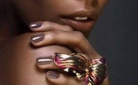 Las uñas de los animales pueden tener diversas formas, alargadas y afiladas, como en las garras de algunos reptiles, aves y mamíferos, o muy desarrolladas. Tonos Naturales De Esmalte Segun Tu Piel Como Pintar Unas