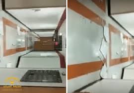جامعة الملك عبد العزيز بدأت كجامعة خاصة (أهلية) ثم عممها الملك فيصل بن عبد العزيز وجعلها جامعة حكومية مجانية للطلاب السعوديين وأبناء المواطنات السعوديات المتزوجات من أجانب، والمبتعثين من دول الخليج، وفي يوليو 2020. Ù‡Ø·ÙˆÙ„ Ø§Ù„Ø£Ù…Ø·Ø§Ø± Ù…Ù† Ø³Ù‚Ù Ù…Ø³ØªØ´ÙÙ‰ Ø¬Ø§Ù…Ø¹Ø© Ø§Ù„Ù…Ù„Ùƒ Ø¹Ø¨Ø¯Ø§Ù„Ø¹Ø²ÙŠØ² Ø¨Ø¬Ø¯Ø© Ø¹Ù„Ù‰ Ø§Ù„Ù„ÙˆØ­Ø§Øª Ø§Ù„Ø¥Ù„ÙƒØªØ±ÙˆÙ†ÙŠØ© Ø§Ù„Ù…Ø¹Ù„Ù‚Ø© Ø§Ù„Ù…Ù†Ø¯Ø¨ Ù†ÙŠÙˆØ²