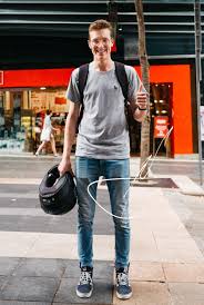 メガネとバイクの爽やか理系男子 ブリスベンの22歳 andrew さんの持ち物 monomag ブリスベン 男子 颯爽