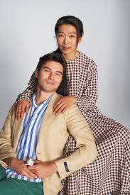 小野賢章（1989年10月5日 － ）是日本的演員、聲優、歌手 。 福岡縣出生、東京都出身 。 身高170cm 。 體重52kg 。 血型a型。 以前是劇團向日葵系列的 砂岡事務所 （ 日語 ： 砂岡事務所 ） 所屬 。 æ¯è¦ªç¯€å¿«æ¨‚ é³³å°å²³èˆ‡åª½åª½æœ€æ·±åˆ»çš„æ—…è¡Œå›žæ†¶ Vogue Taiwan