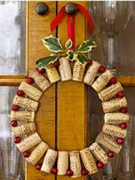 Ces bouchons assurent une étanchéité totale et donc une absence de déviation des vins qu'ils obturent. Couronne Bienvenue A Faire Avec Bouchon De Vin Et Perle Rouge Deco Noel Decoration Noel Couronne Noel